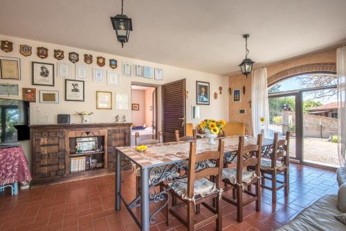 a dining room with a table and chairs at Casa Vacanze Chianti Summer in Gaiole in Chianti