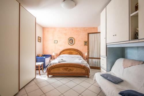 1 dormitorio con 1 cama y 1 mesa en una habitación en Casa Vacanze Chianti Summer, en Gaiole in Chianti