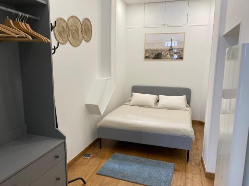 Habitación pequeña con cama en la esquina en Le Roofound - Porte de Paris - Métro à 5min - Entrée personnelle en Charenton-le-Pont