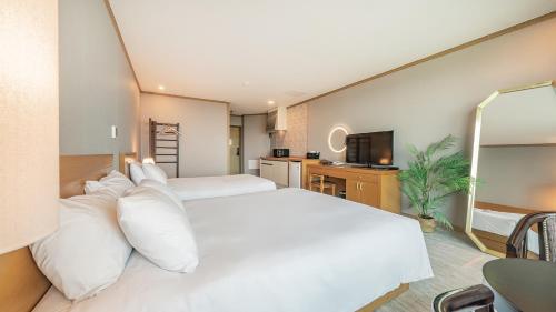 Ένα ή περισσότερα κρεβάτια σε δωμάτιο στο J View Hotel