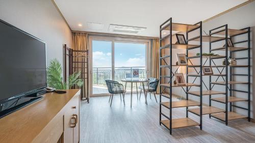 Μια τηλεόραση ή/και κέντρο ψυχαγωγίας στο J View Hotel