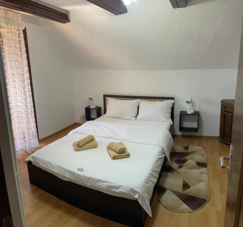 ein Schlafzimmer mit einem Bett mit zwei Handtüchern darauf in der Unterkunft Vila Panoramic Pestera in Peştera