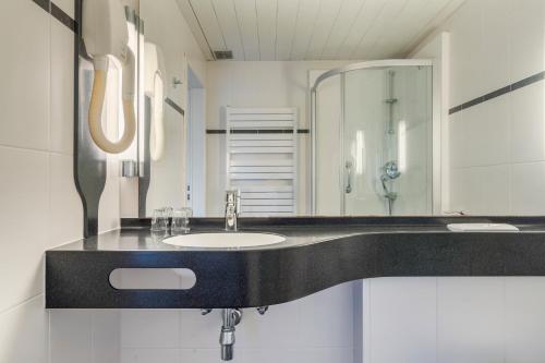 a bathroom with two sinks and a large mirror at Logie Bloemenlust in Wetteren