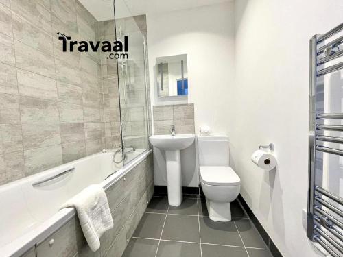 Ένα μπάνιο στο Travaal.©om - 3 Bed Serviced Apartment Farnborough