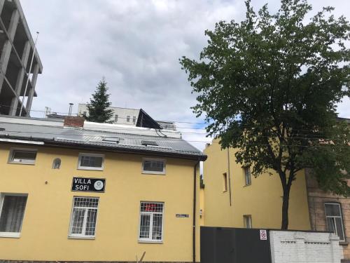 un bâtiment jaune avec un panneau indiquant la connexion Wi-Fi envoyée dans l'établissement Villa SOFI, à Lviv