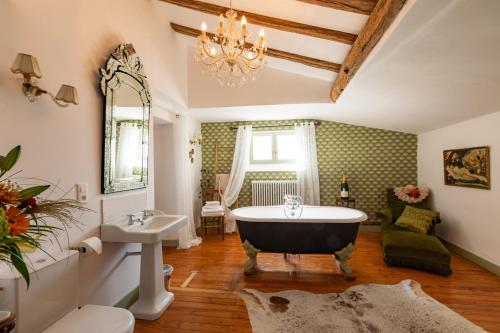 Kúpeľňa v ubytovaní Champagne House - Holiday rental - An Oasis Full of Elegance, Luxury and Charm
