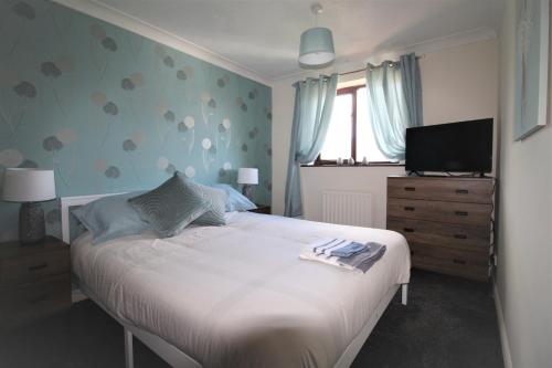 Postel nebo postele na pokoji v ubytování Doncaster - Thorne - Great Customer Feedback - 3 Bed Semi Detached House - Private Garden & Parking 2 Cars - Quiet Cul De Sac Location - Dog Friendly - Fast Wifi - Close to Motorway Access