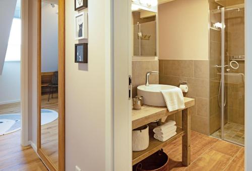 un bagno con lavandino e doccia di Haven Fan Frede a List