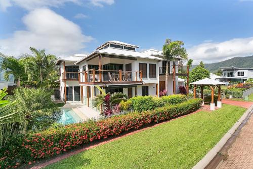 une maison avec une piscine et une cour dans l'établissement Clifton Beach Holiday Villas, à Clifton Beach