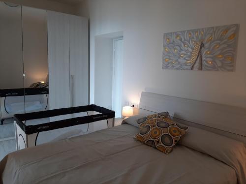 um quarto com uma cama com uma almofada em IL NIDO DELLA FENICE em Brunate
