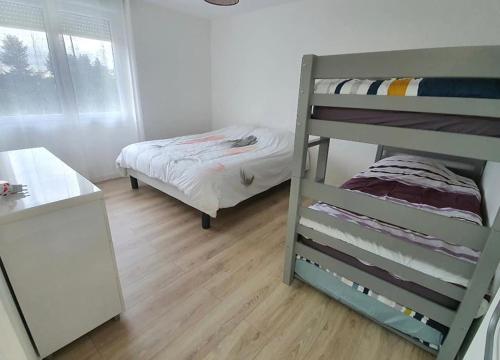 Katil dua tingkat atau katil-katil dua tingkat dalam bilik di Gîte 5 personnes Dompierre sur Besbre
