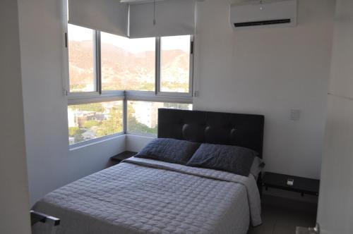 聖瑪爾塔的住宿－Sea View，卧室在窗户前配有一张床