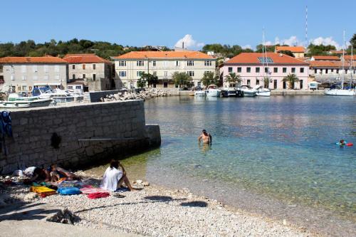 un gruppo di persone in acqua in spiaggia di Apartments with a parking space Sali, Dugi otok - 8136 a Sali (Sale)