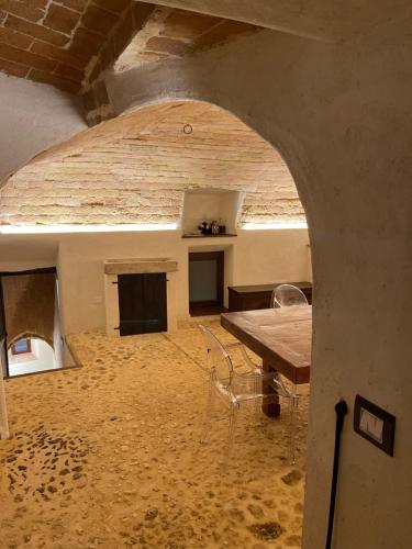 a room with a table and chairs in a building at La casa di mezzo in Calascio