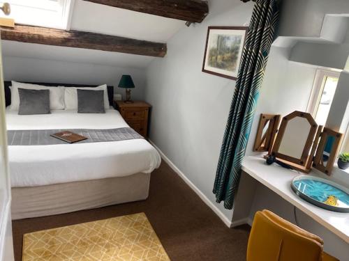 um quarto com uma cama e um lavatório em Robin Hood Inn em Hebden Bridge