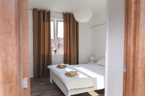 um quarto com uma cama com duas toalhas em Apartmani ZAT em Sokobanja
