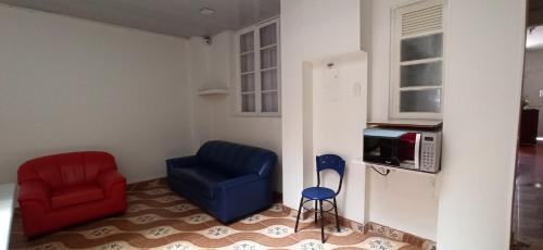 a living room with two chairs and a microwave at casa coral in Bogotá