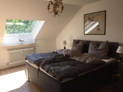 Schlafzimmer mit einem großen Bett und einem Fenster in der Unterkunft Stillvoll Wohnen mit Fahrradweg zum Festspielhaus in Heinersreuth