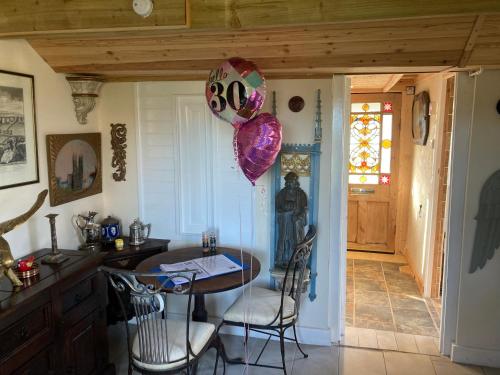 Galería fotográfica de The Gin Palace with cozy logburner en Wrexham