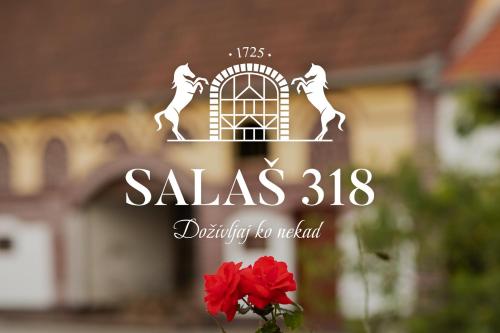 ein Schild für ein Haus mit einem Fenster und einer roten Rose in der Unterkunft Salaš 318 - B&B Farm Experience in Drenovac