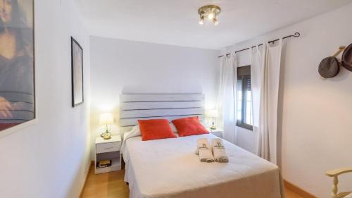 1 dormitorio con 1 cama con 2 zapatillas en Finca Valenzuela Mijas by Ruralidays, en Mijas