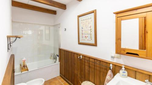 y baño con aseo, lavabo y bañera. en La Jacaranda Hornachuelos by Ruralidays, en Hornachuelos
