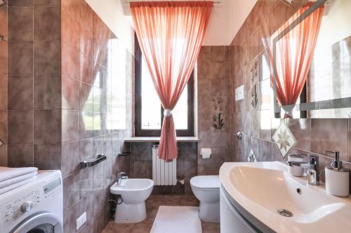 La salle de bains est pourvue d'un lavabo, de toilettes et d'une fenêtre. dans l'établissement Casa Magrini, à Bergame