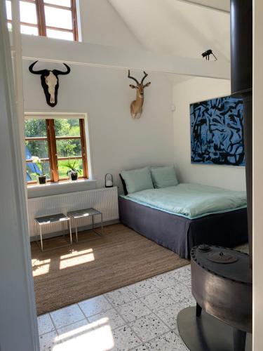 een kleine slaapkamer met een bed en een raam bij Hytten in Ålbæk