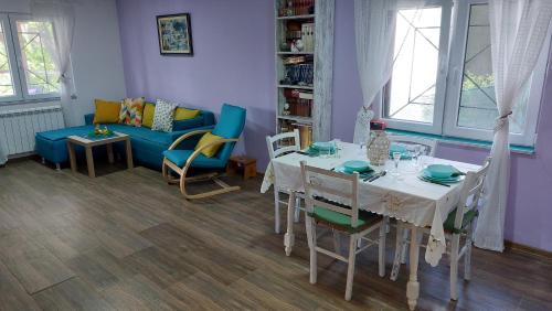 a living room with a table and a blue couch at Vila Largo 