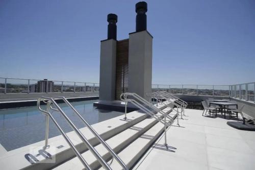a swimming pool on the roof of a building at Loft 1303 Maxplaza, Encantador, piscina, garagem in Canoas