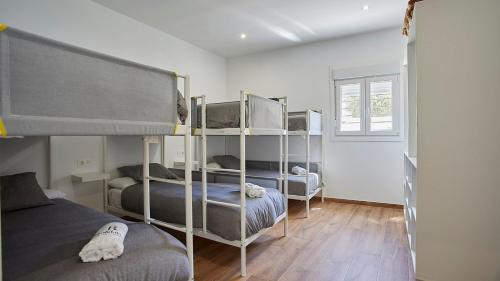 pokój z trzema łóżkami piętrowymi i oknem w obiekcie Villa Vista Hermosa Olvera by Ruralidays w mieście Olvera