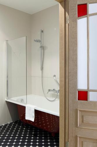 Koupelna v ubytování Neiburgs Hotel