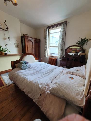 um quarto com uma cama com um urso de peluche em The exchange buildings em Cork