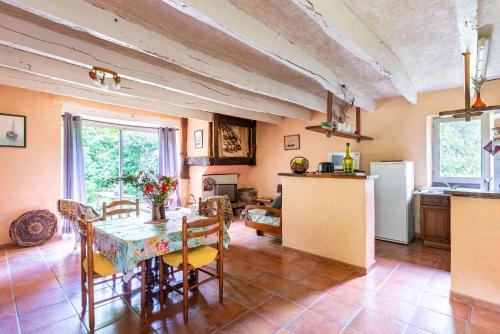 une cuisine et une salle à manger avec une table et des chaises dans l'établissement Nature - Étang privé - Charme et repos, à Rochefort-en-Terre