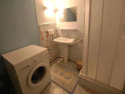 a bathroom with a washing machine and a sink at Studio Enchastrayes, 3 pièces, 6 personnes - FR-1-165A-108 in Enchastrayes