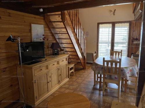 une salle à manger avec une table et une télévision dans une cabine dans l'établissement Chalet 6 pers. Les Angles avec garage et véranda - FR-1-295-136, aux Angles