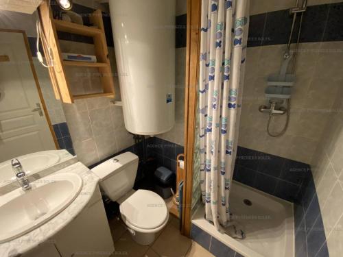 une salle de bain avec toilettes, lavabo et douche dans l'établissement Charmant T2 avec balcon, parking à 50m des commerces - FR-1-295-156, aux Angles