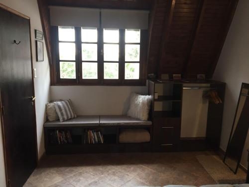 um quarto com um banco no canto de um quarto em Casa Verde Palmares em Godoy Cruz
