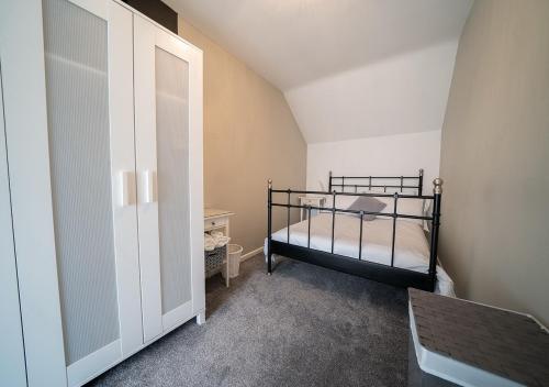 1 dormitorio con 2 literas y puerta en The Cosy Apartment Sherburn in Elmet, en Sherburn in Elmet