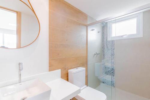 a bathroom with a toilet and a sink and a mirror at SA06 Excelente Casa 5 Quartos - Reserva de Sauípe in Costa do Sauipe