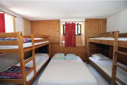 サン・ジェルヴェ・レ・バンにあるLes Cristauxの二段ベッド3組、窓が備わる客室です。