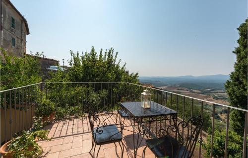a patio with a table and chairs on a balcony at La Casina Del Melograno in Civitella Marittima