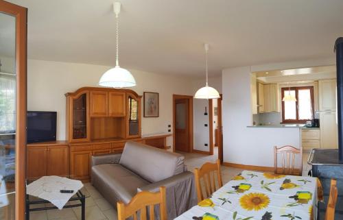 een woonkamer met een bank en een tafel bij Villetta Cece Bella vista sul Garda By Garda Domus Mea in Tremosine Sul Garda