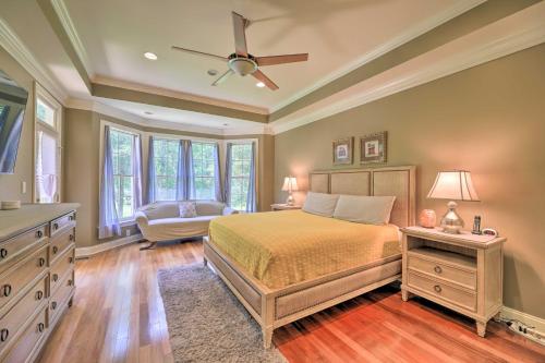 - une chambre avec un lit et un ventilateur de plafond dans l'établissement Spacious Trenton Home with Pond on 20 Acres!, à Trenton