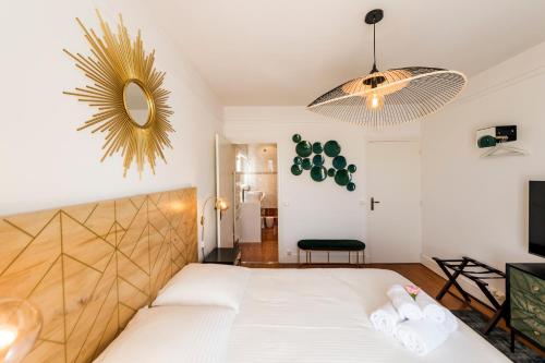 1 dormitorio con cama y espejo en la pared en Suites Mana - Le Manaloft ****, en Rethel