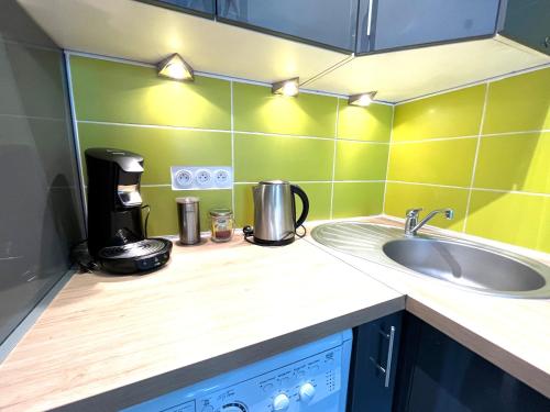 une cuisine avec un évier et un plan de travail dans l'établissement Esprit libre, Beau 2 pièces climatisé, à Bordeaux