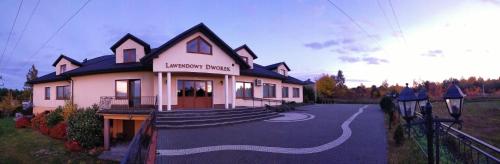 een huis met een bord dat lincoln dans leest bij Lawendowy Dworek in Bałtów