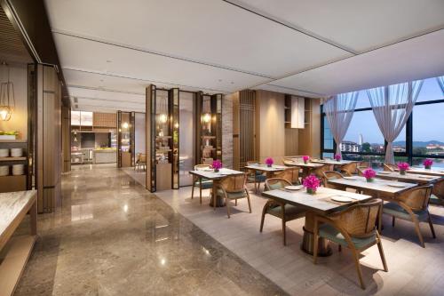 Ресторан / где поесть в Holiday Inn & Suites Sanya Yalong Bay
