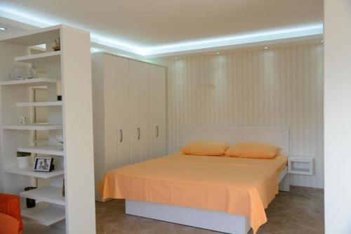 1 dormitorio con 1 cama con 2 almohadas en Stylish basement with sea-view patio, en Dobrota