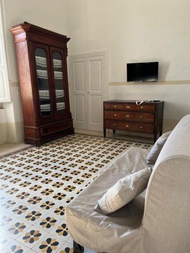 Palazzo Porta في بروسيدا: غرفة معيشة مع أريكة وخزانة